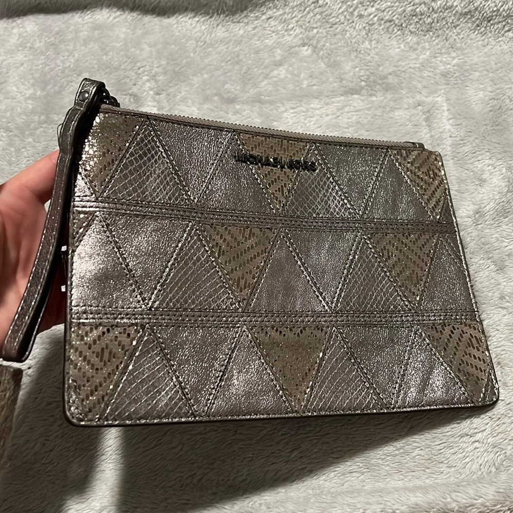 *FLASH SALE* Michael Kors Metallic textured wristlet